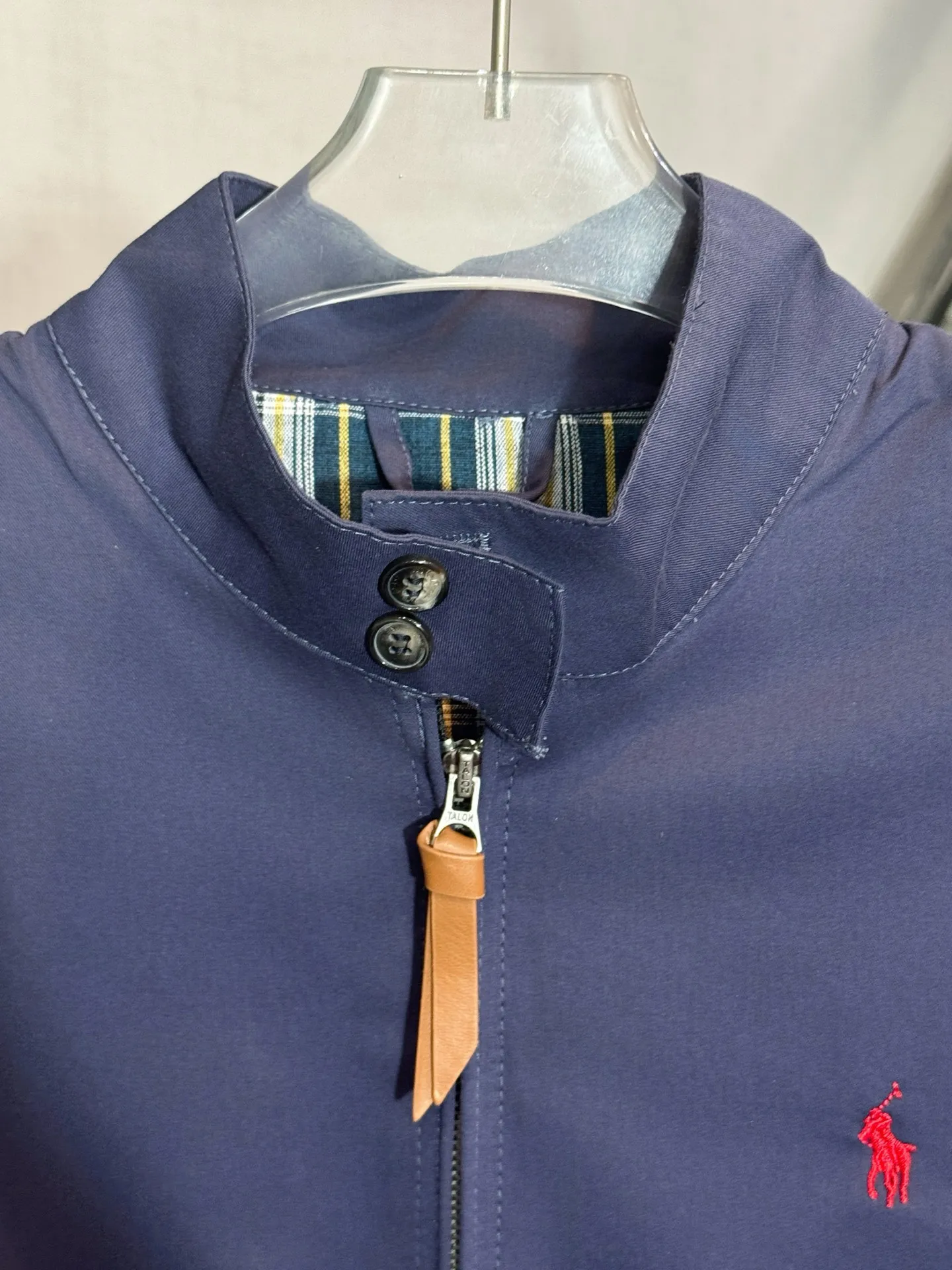 P320 Style number: HE304 Ralph Lauren - Ralph Lauren old money style small label classic mesh jacket. The fabric is made of pure cotton workwear fabrics. The upper body is three-dimensional and stylish. It is a versatile style in autumn. There is a Ralph Lauren small logo embroidered on the chest. Customized original letter hardware zipper. The inside is renamed old money style sub-fabric. It is made from the original version and comes with three labels. You can buy it with confidence. Color: Navy/Khaki Size: S M L XL